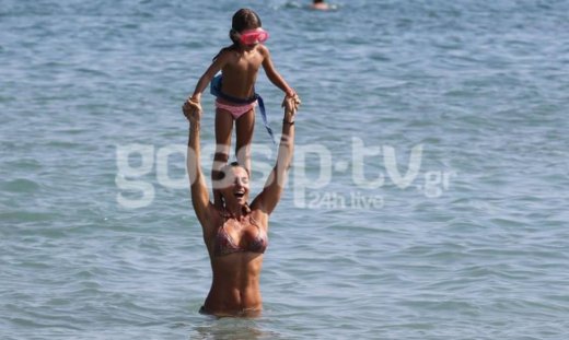 Κατερίνα Λάσπα: Παιχνίδια στο νερό με την κόρη της