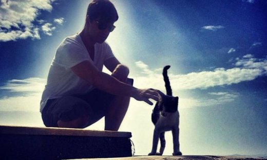 Ο Σάκης και η… γάτα