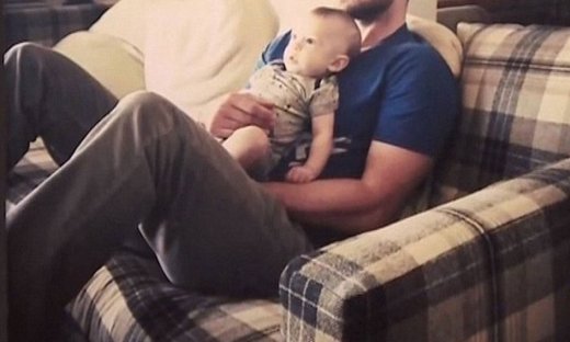 Η πρώτη λέξη που είπε ο 5 μηνών γιος του τραγουδιστή είναι...