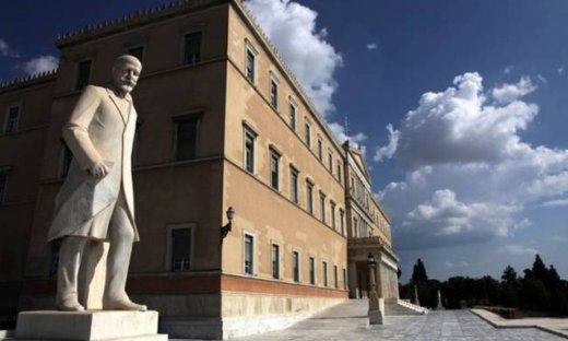 Χαμός στη Βουλή με τους συμβασιούχους του καναλιού