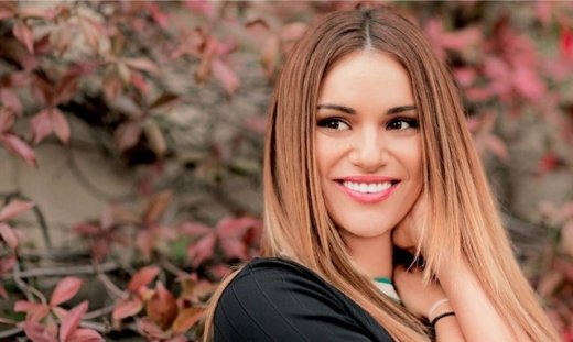 Ελένη Τσολάκη: Με μαύρα γυαλιά στο καμαρίνι της – Τι συνέβη;