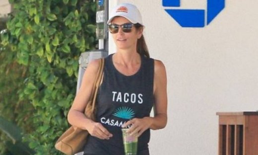 Κορμάρα στα… 49 της! Είναι να μην την θαυμάζεις;