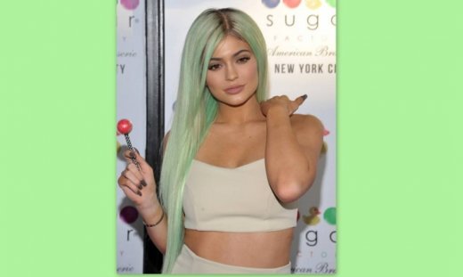 Kylie Jenner: Με πράσινα μαλλιά και γλειφιτζούρι