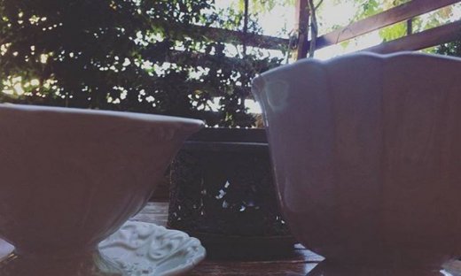 Ποια παρουσιάστρια απολαμβάνει τον καφέ με την φίλη της;