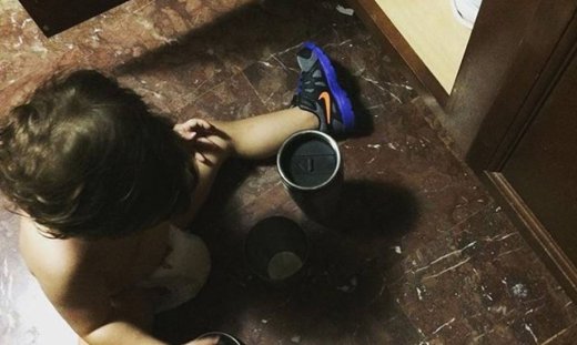 Παίζοντας με τον γιο του ο γνωστός τραγουδιστής-Δείτε ποιος είναι!