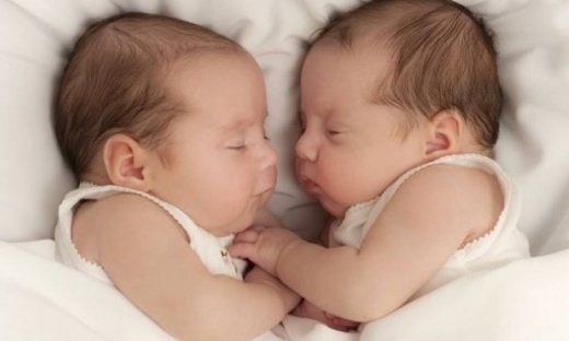 Θηλασμός Διδύμων: Τα 4 tips που θα σας λύσουν τα χέρια