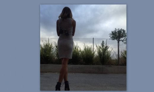 Εκείνη φωτογραφίζει το συννεφιασμένο τοπίο και εμείς απολαμβάνουμε το καλλίγραμμο κορμί της!