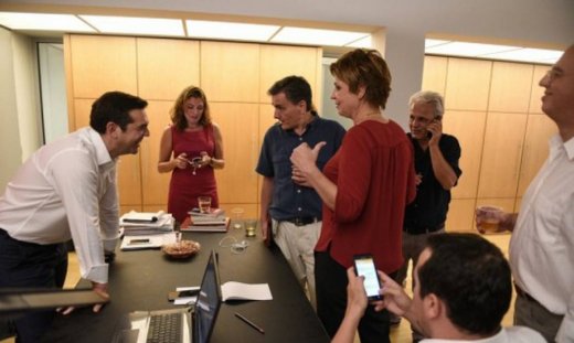 O Τσίπρας με την Μπαζιάνα στην Κουμουνδούρου λίγο μετά την ανακοίνωση των exit polls