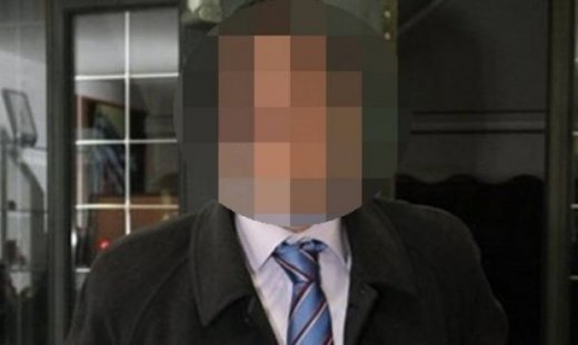 Υποψήφιος για την προεδρία της ΝΔ ποζάρει αγκαλιά με τη μαμά του στην εφηβεία (εικόνα)