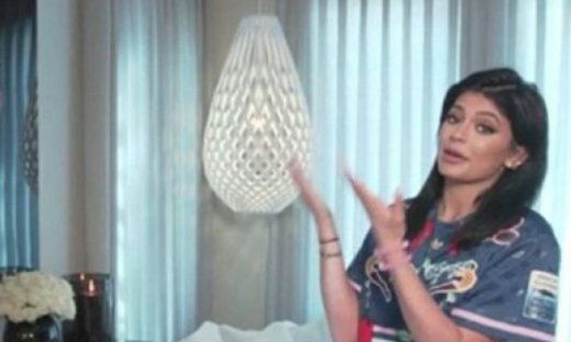 Kylie Jenner: Μας ξεναγεί στο σαλόνι της και μας αφήνει… άφωνους με αυτό που είδαμε!