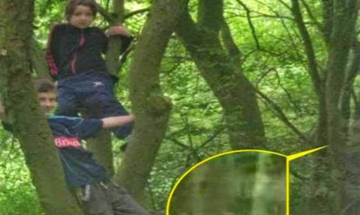 «Πάγωσε» με αυτό που είδε δίπλα στη φωτογραφία των παιδιών της (photo)