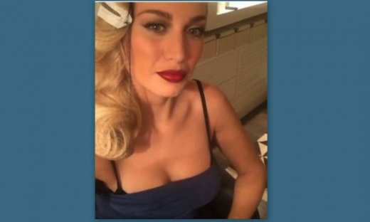 Τώρα . Η Σπυροπούλου με αβυσσαλέο ντεκολτέ πριν την πασαρέλα (Nassos blog)