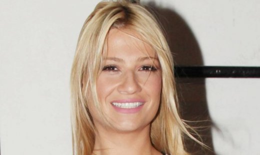 Φαίη Σκορδά: Δείτε την με κατακόκκινο, κοντό φόρεμα και βαθύ ντεκολτέ που βγάζει μάτι!