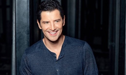 Σάκης Ρουβάς: «Η παιδική μου ηλικία είναι βαμμένη με λύπη»