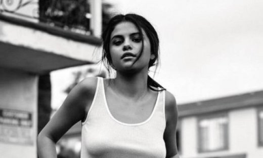 H Selena Gomez δείχνει σέξι ακόμη και με αυτά τα απλά ρούχα!