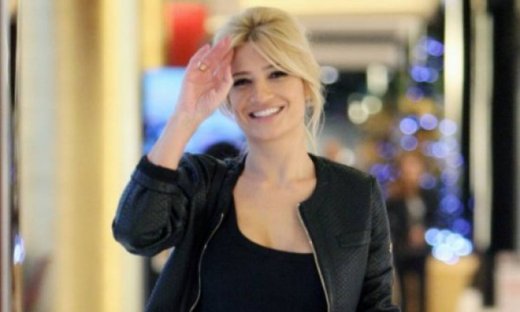 Φαίη Σκορδά: Χριστουγεννιάτικες αγορές με εντυπωσιακό casual look