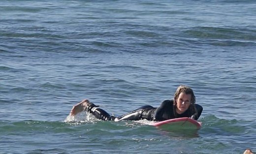 Kim Basinger: Κάνει σερφ και «κολάζει» στα 62 της!