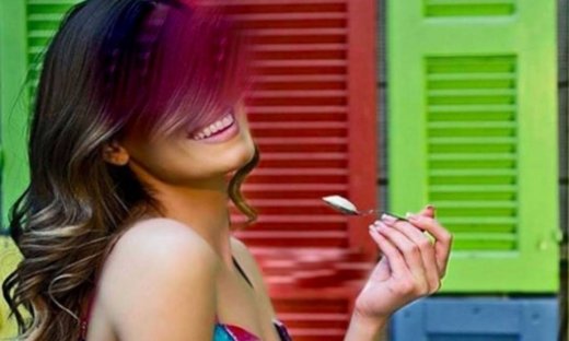 Δείτε ποια είναι. Το μοντέλο η σπάνια ασθένεια και το χάσιμο της ακοής της (Nassos blog)