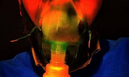 Γνωστός επιχειρηματίας είναι στο νοσοκομείο με μάσκα οξυγόνου