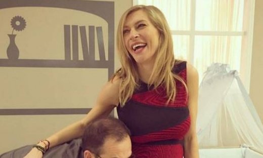 Ζέτα Δούκα: Ποιος άντρας προσπαθεί να ακούσει το μωρό της