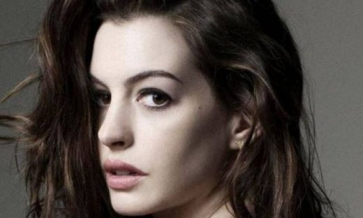 Η εγκυμοσύνη της πάει πολύ: Η Anne Hathaway σε μία εκπληκτική εμφάνιση