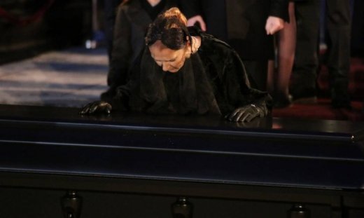 Σε τραγική κατάσταση η Dion, λύγισε από τα "χτυπήματα", δεν πήγε στην κηδεία του αδερφού της