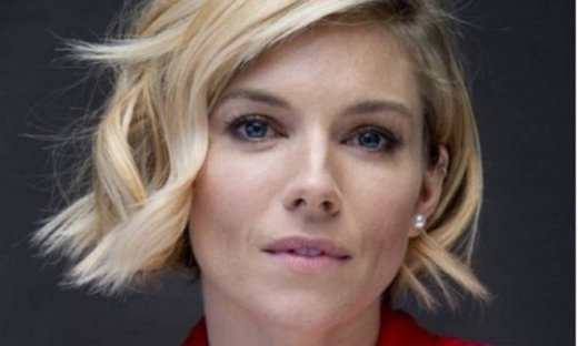 H Sienna Miller σε μία εμφάνιση που μας εξέπληξε