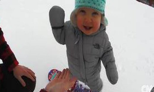 Μωρό 14 μηνών κάνει snowboarding και εντυπωσιάζει το Διαδίκτυο
