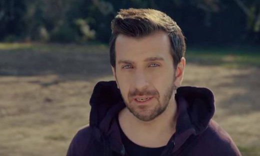 Θάνος Πετρέλης: Δείτε τι έκανε για πρώτη φορά χάρη του νέου του βίντεο κλιπ