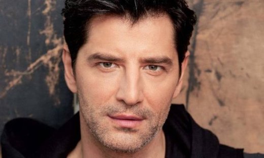 Συμβαίνει τώρα: Ο Ρουβάς ξεναγείται στον ΣΚΑΪ λίγο πριν την πρεμιέρα του X-Factor