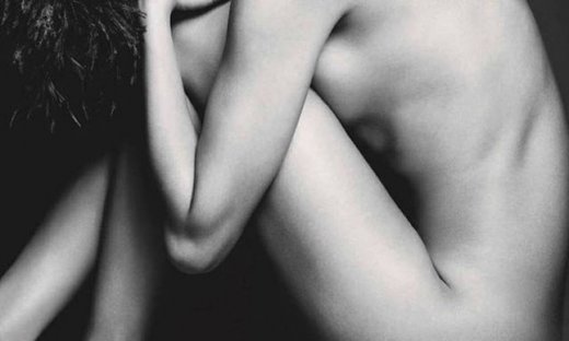 Πέταξε τα ρούχα της και προκάλεσε πανικό στο instagram