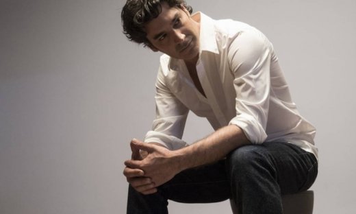 Χριστόφορος Παπακαλιάτης: Ποζάρει στο κρεβάτι του και «ρίχνει» το instagram