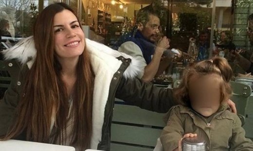 Παντού με την κόρη της η Καρβέλη