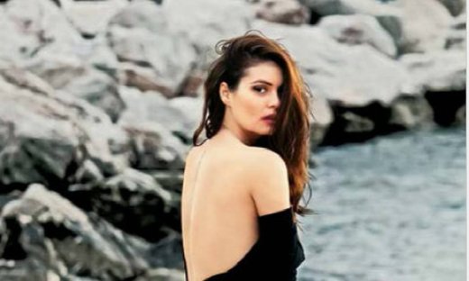 Μαρία Κορινθίου: «Θεωρούσα μειονέκτημα το ότι είχα μεγάλο πωπό»