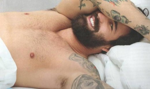 Κορίτσια, ο Αλεξάνδρου γυμνός στο κρεβάτι! (φωτό)