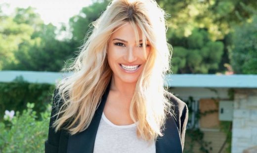 Σκορδά: Ξαπλωμένη στο γρασίδι αγκαλιά με τους γιους της (φωτο)