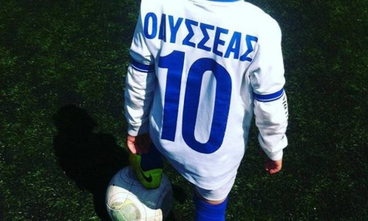 Ο γιος του παρουσιαστή ετοιμάζεται να «οργώσει» τα γήπεδα