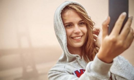 Σας αρέσουν οι selfie; Προσοχή γιατί καταστρέφουν την επιδερμίδα!