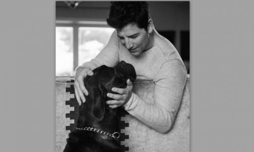 Ο Σάκης φωτογραφήθηκε για πρώτη φορά  στο σπίτι του