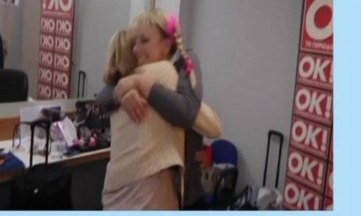 YFSF 3: Πεθερά και νύφη φιλιούνται, αγκαλιάζονται στα παρασκήνια!