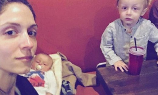 Σοφία Καρβέλα: H βόλτα με τους γιους της