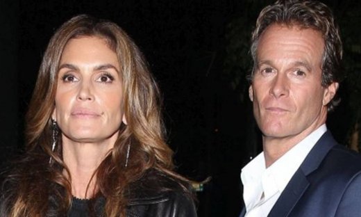 Cindy Crawford: Ο σύζυγός της ανέβασε στο Instagram φώτο της με μαγιό