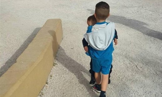 Η τρυφερή φωτογραφία Ελληνίδα παρουσιάστριας:«Ο μεγάλος μου γιος πάει σηκωτό τον αδερφό του σχολείο»