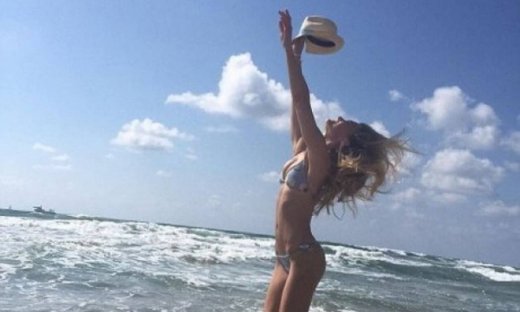 Λάμπει ολόκληρη! Η Bar Refaeli είναι 5 μηνών έγκυος και έχει απίστευτο σώμα