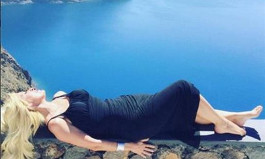 Ελένη Μενεγάκη: Αυτός είναι ο λόγος που ταξίδεψε στη Σαντορίνη