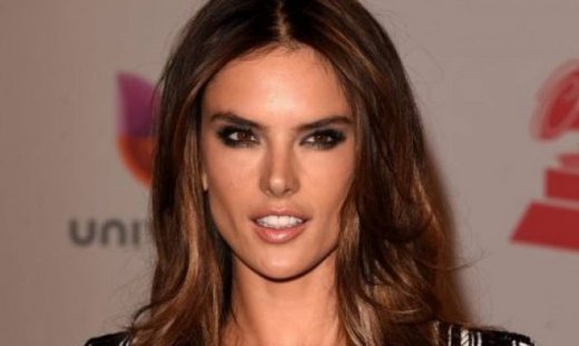 Η Alessandra Ambrosio σε δύο εμφανίσεις που θα σου κόψουν την ανάσα