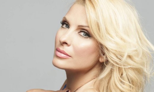 Ελένη Μενεγάκη: Το Πάσχα στην Άνδρο και το τάμα στη Μονή Πανάχραντου