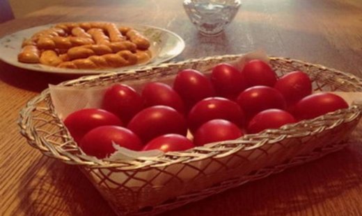 Η  εγκυμονούσα παρουσιάστρια είναι μια παραδοσιακή νοικοκυρά