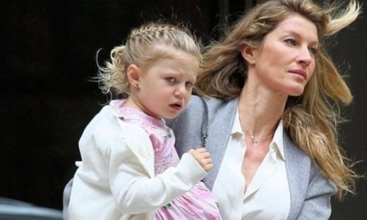 Η Gisele μαζί με τα παιδιά της στην εκκλησία