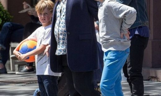 Βόλτα με τα παιδιά της απολαμβάνει γνωστή ηθοποιός που περιμένει το τρίτο της παιδί